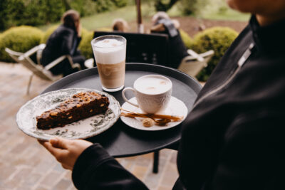 serveuse en terrasse à la dime de giverny