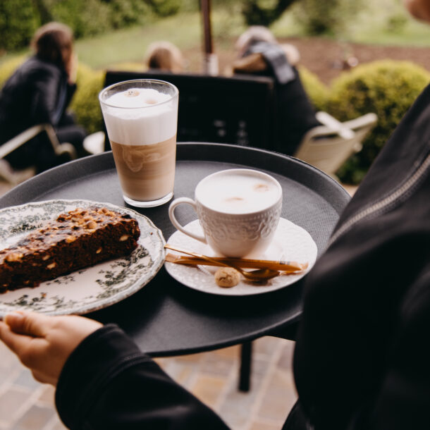 serveuse en terrasse à la dime de giverny